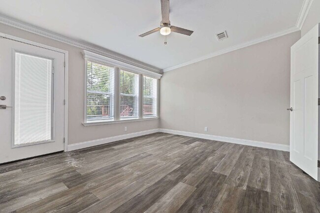 Building Photo - "Spacious 4-Bedroom Retreat with 3400 Sq Ft of Comfort in Gibsonton, FL!"