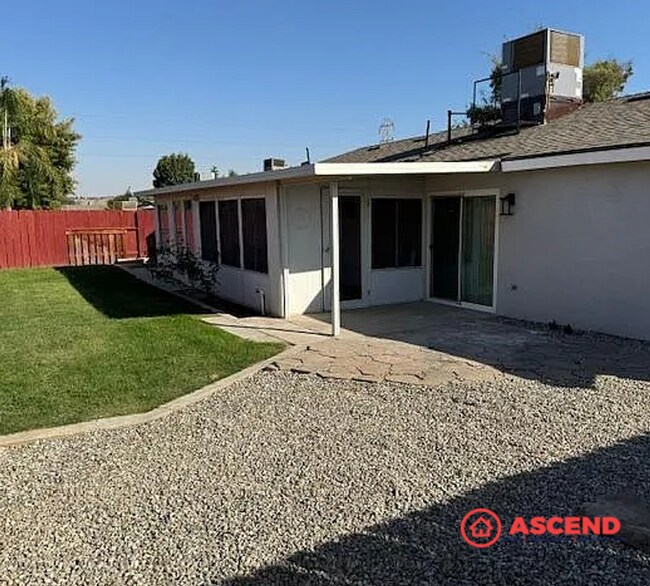 Building Photo - Beautiful 3 Berrom Home Off Manor St.