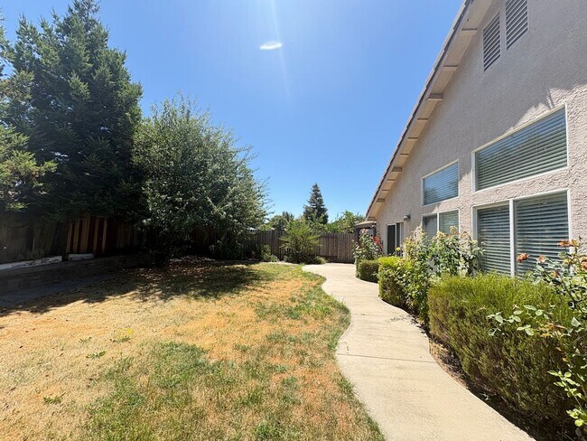 Building Photo - Three Bedroom Galt Home!