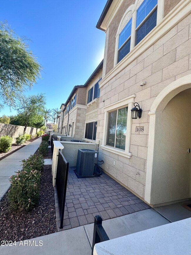 Building Photo - 2669 S Peppertree Dr