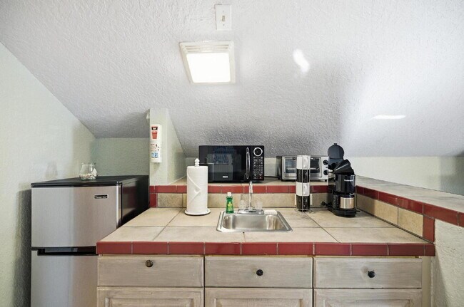 Building Photo - 305 N 6th St