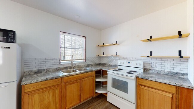Building Photo - HUGE PRICE IMPROVEMENT $995!!!!
