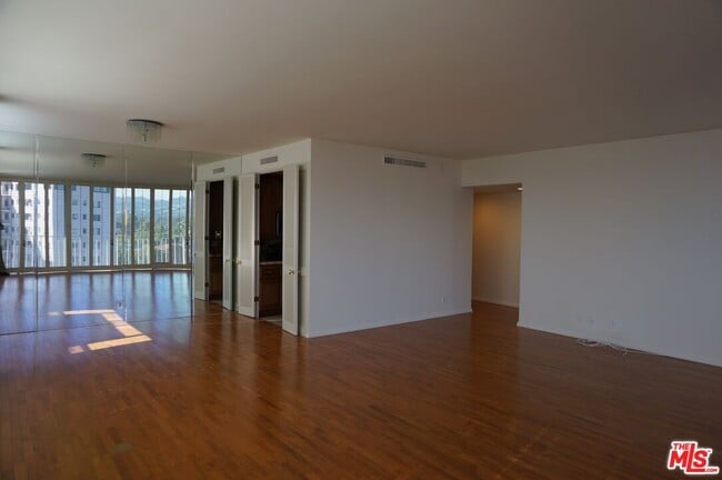 Building Photo - 10433 Wilshire Blvd