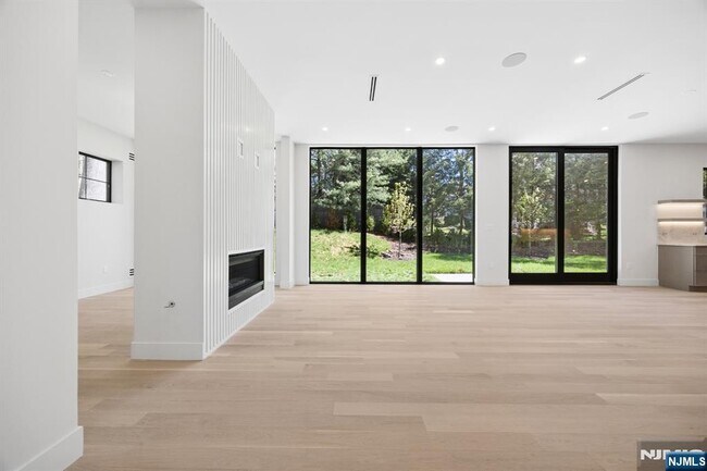 Building Photo - 242 Hardenburgh Ave