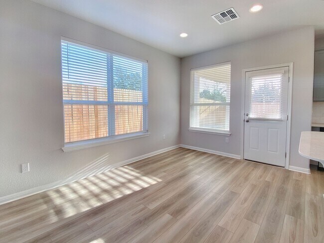 Building Photo - Beautiful and Spacious 4/BR 3.5/BA Modern ...