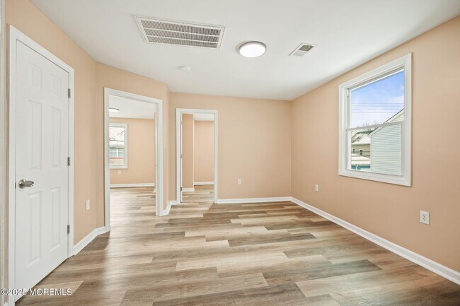 Building Photo - 143 Center Ave