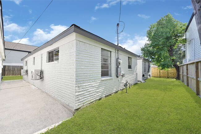 Building Photo - 8701 Bertwood St
