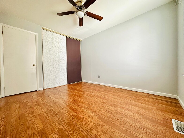 Master Bedroom - 4908 W Brigantine Ct