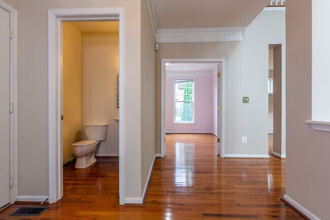 Building Photo - Spacious, Light-Filled Home in the Desirable Broadlands