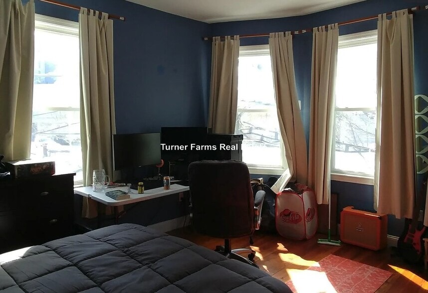 Building Photo - 84 Line St