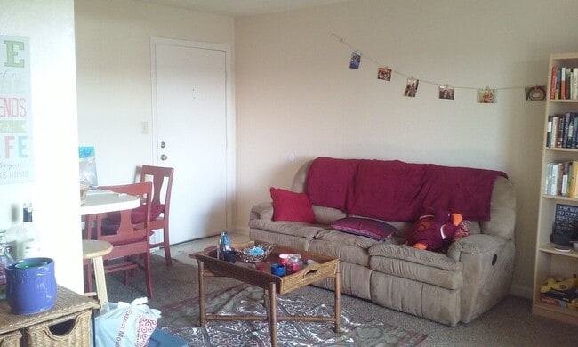 Building Photo - 4 Bed 2 Bath Condo Available Summer 2026