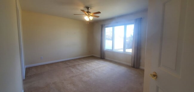 Building Photo - Large 5 bedroom 3 bathroom home!