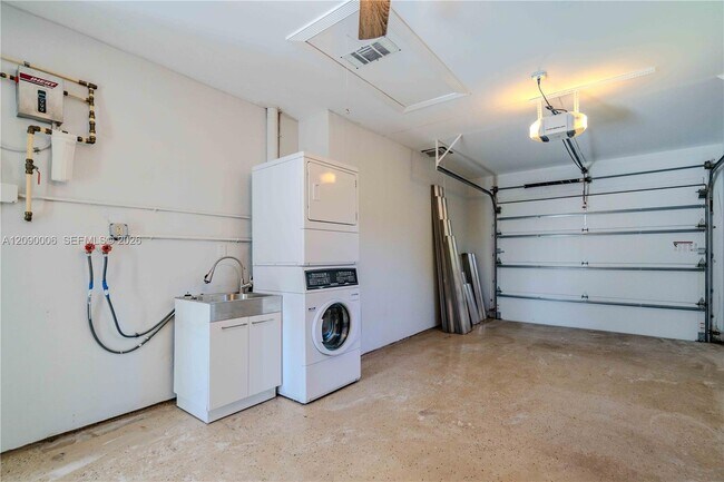 Building Photo - 10241 SW 99th Ave
