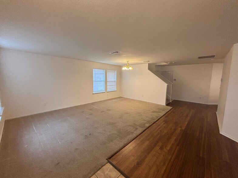 Building Photo - 1327 Falcon Hollow Ln