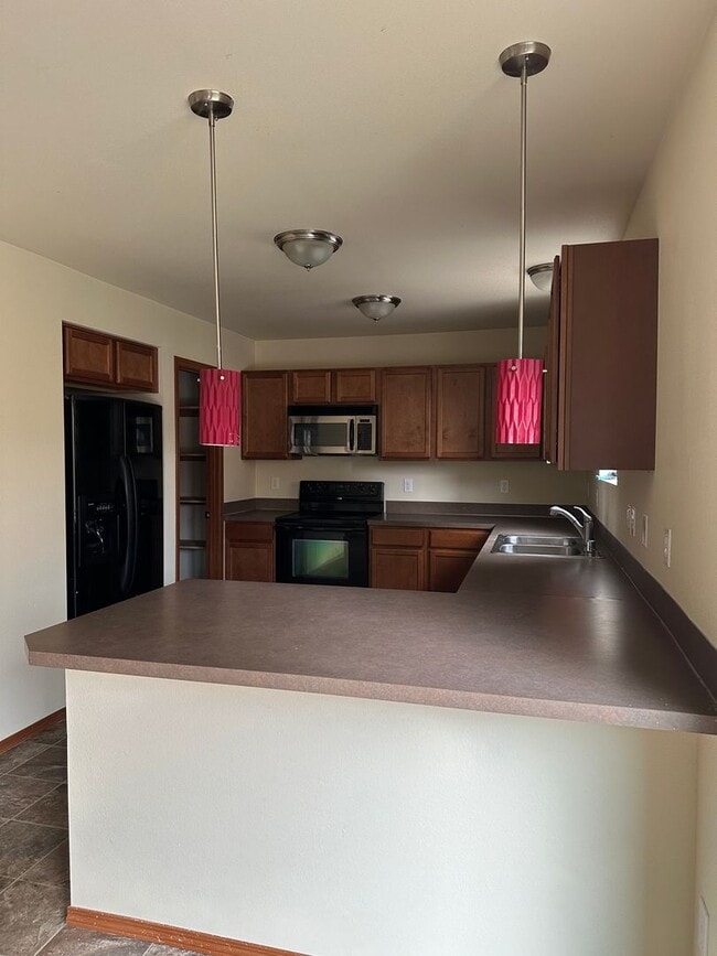 Building Photo - Beautiful 4 Bedroom / 3 Bath Home