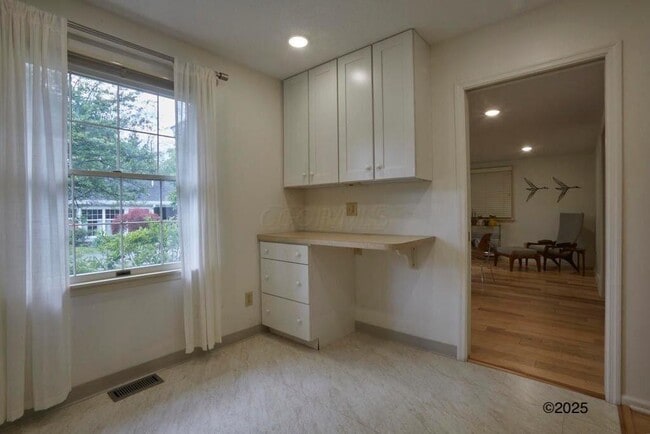 Building Photo - 532 W Broadway