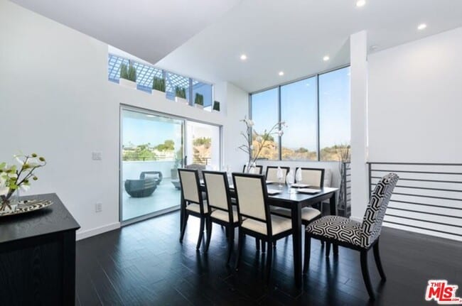 Building Photo - 3624 Avenida Del Sol