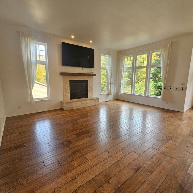 Building Photo - Bright and Stunning 2-Story Home with Dayl...