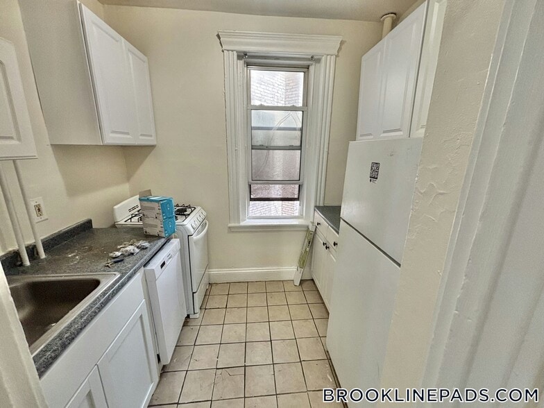 Building Photo - 352 Riverway