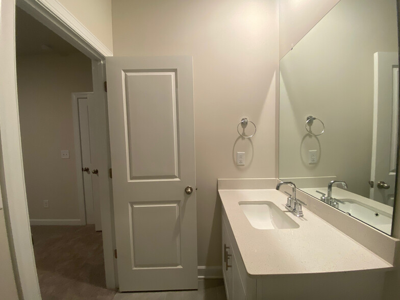 Building Photo - Room in Townhome on Memorial Pkwy