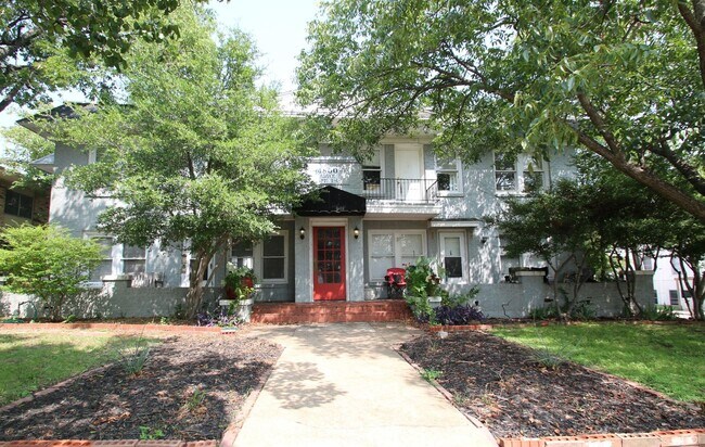 Building Photo - Charming 2/1 Downstairs Apartment Unit w/ ...