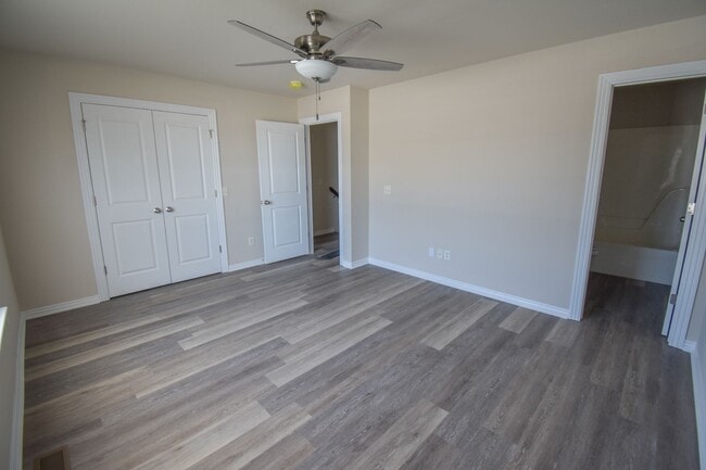 Building Photo - Farmington Townhome Available