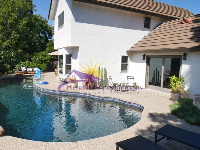 Building Photo - 1704 Summerhill Ct