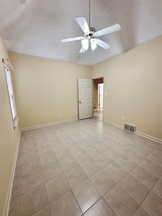 Building Photo - 596 W Ashley Glen Cir