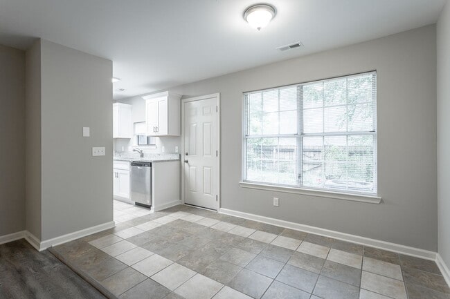 Building Photo - 2 Bedroom, 2 Bath Townhome with Private Patio Near I-75 & Hamilton Place