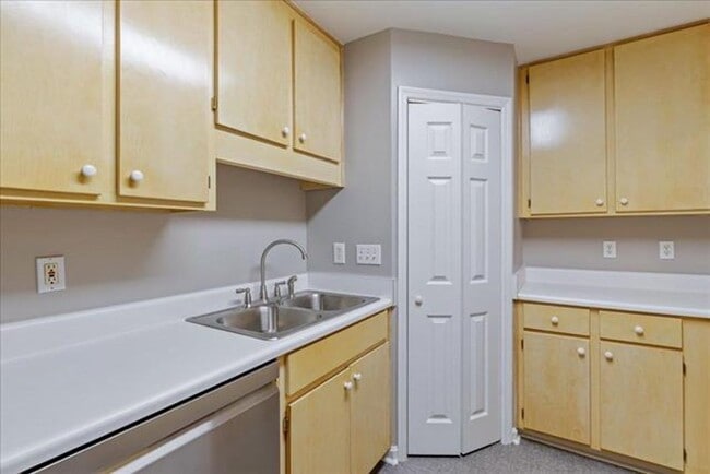 Building Photo - East Tallahassee Brick Townhome With One Car Garage