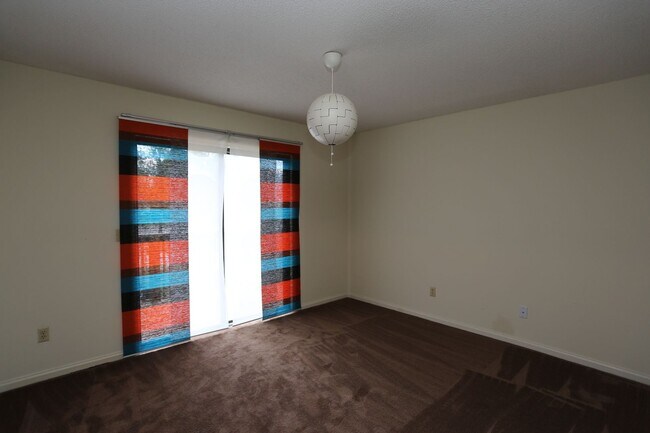 Building Photo - 2 Bedroom near Country Club