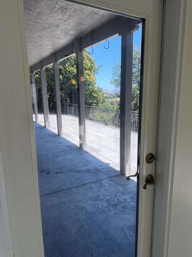 Building Photo - "Charming 2-Bedroom Retreat with Granite Accents & Gleaming Hardwood Floors in Lafayette!"