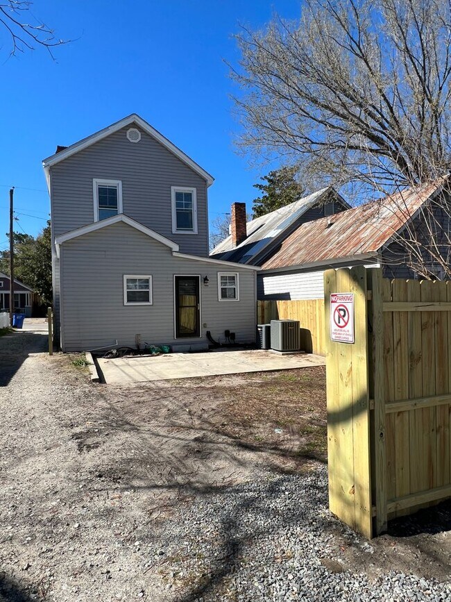 Building Photo - Beautifully refinished home!