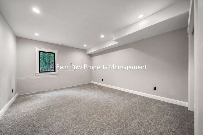 Building Photo - Gorgeous Home on Bear Mountain!