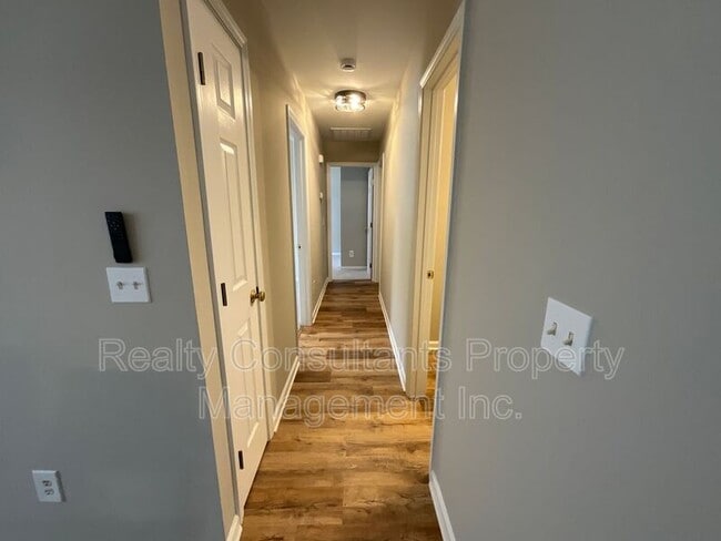 Building Photo - 1019 Manor Dr