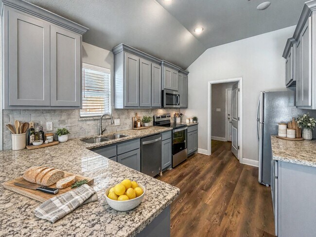 Building Photo - Beautiful and Nearly New 4BR 2BA Home w/ Stylish Finishes + Car Garage in Sherman