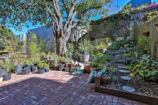 Building Photo - Spacious Two Bedroom Condo in Potrero Hill...