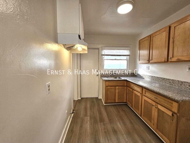 Building Photo - Lovely 1 Bedroom Apartment with Fresh Paint!