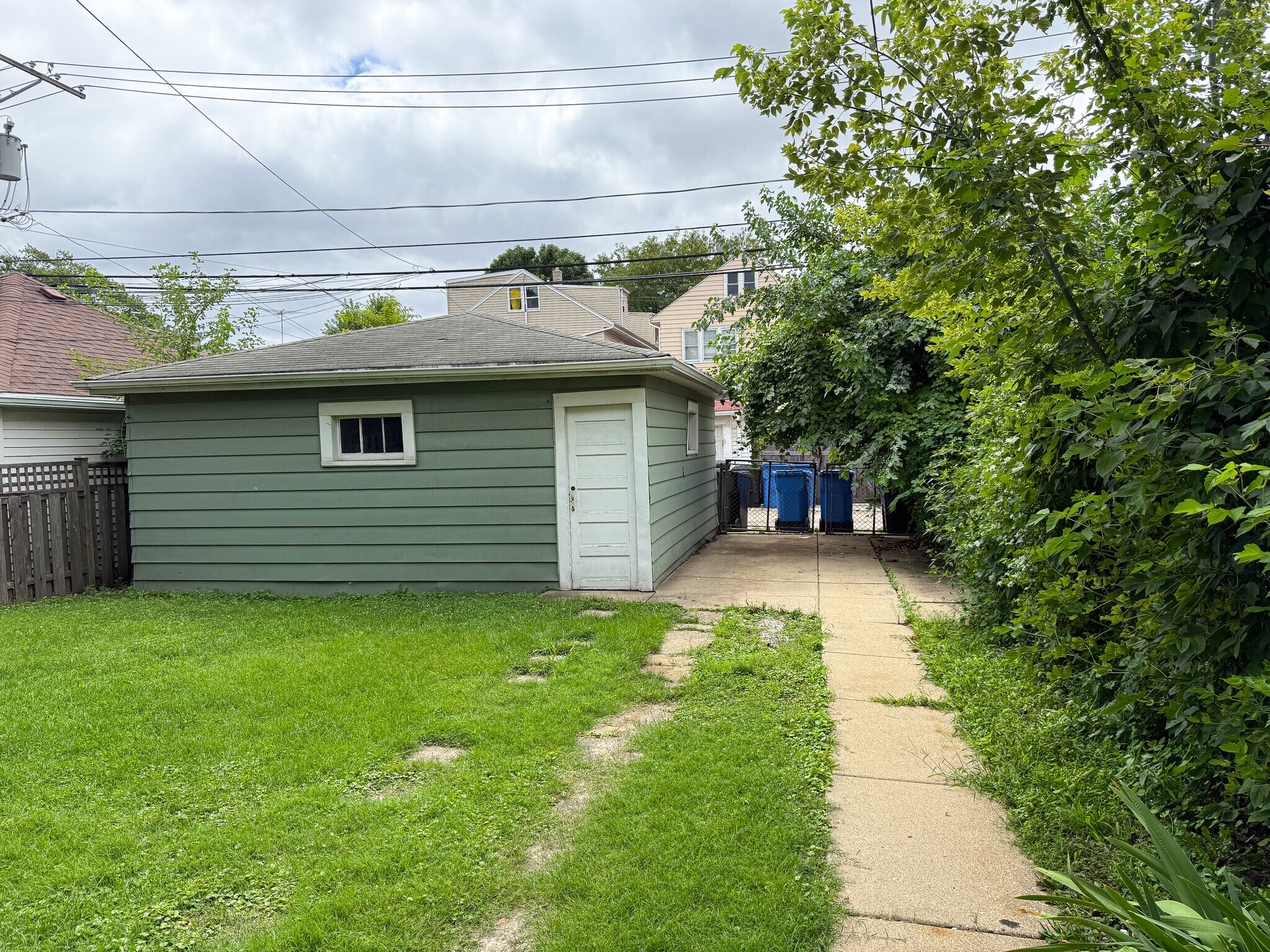 Yard - 5043 W Argyle St
