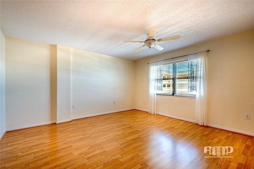 Building Photo - 3100 NE 48th St