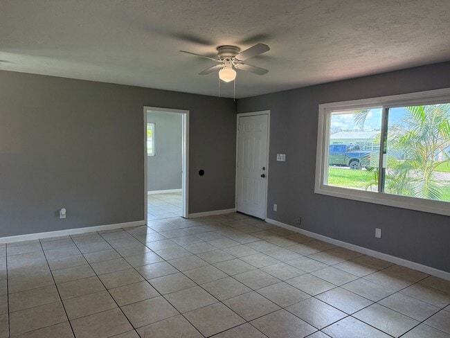 Building Photo - 3 Bedroom 2 Bath Single Family Home