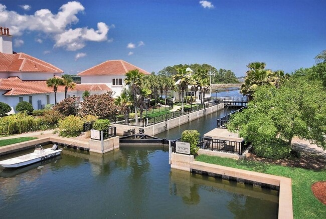 Building Photo - Stunning Lagoon Residence!