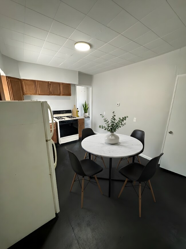 Building Photo - 3860 E 72nd St