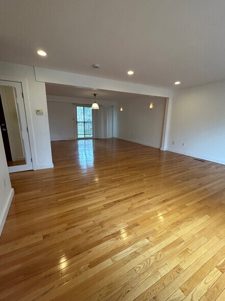 Building Photo - 22 Broadlawn Park