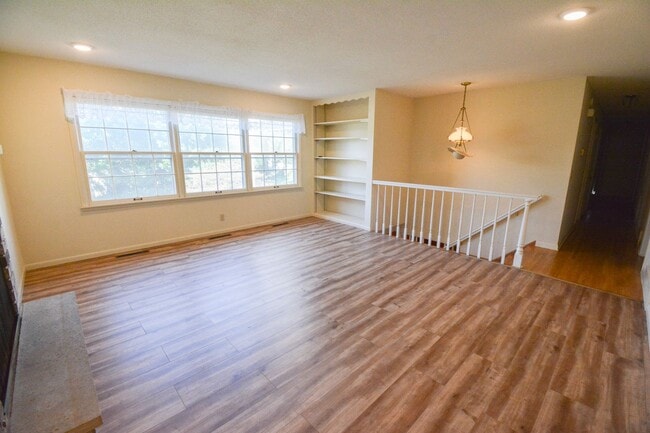 Building Photo - 4 Bed, 2 Bath Home for Rent – Unique Design & Retro Charm