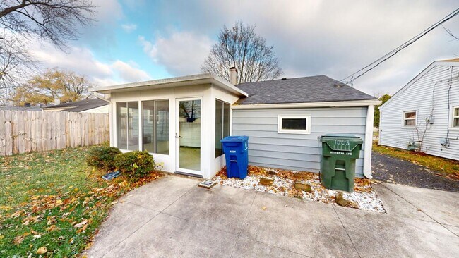 Building Photo - 3 BEDROOMS, 1 FULL BATHROOM + 2 CAR Carport Beautiful Single Family house available to show NOW f...