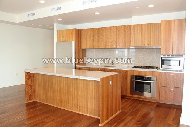 Building Photo - 2 Bed, 2 Bath Condo with 24 HR Concierge a...