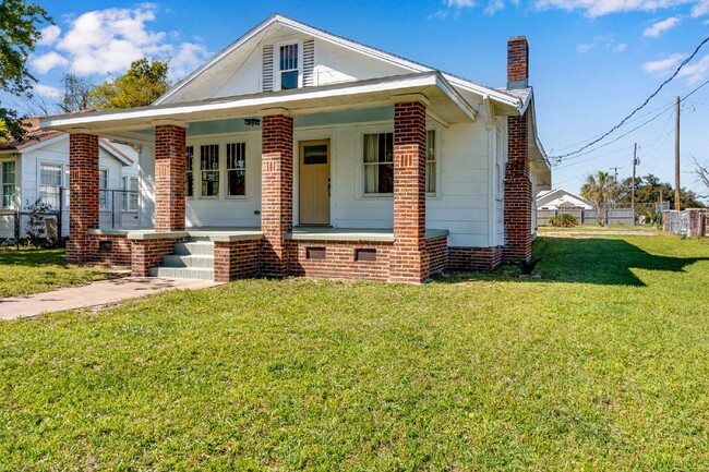 Building Photo - Cute Bungalow