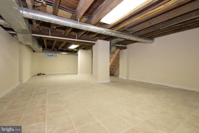 Building Photo - 724 E Locust Ave