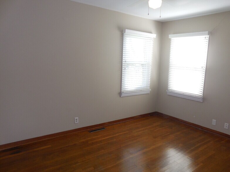 Building Photo - 2021 Stratford Rd